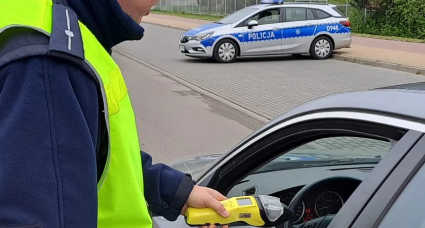 Dramat młodego kierowcy: Volkswagen kontra betonowe ogrodzenie! 