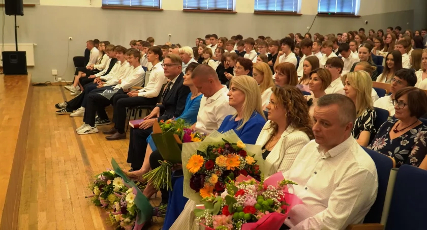 Ostatni dzwonek zabrzmiał dla uczniów szkół średnich w powiecie Łukowskim