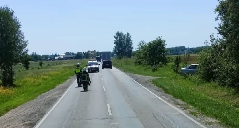 Strażacy walczyli z plamą oleju na drodze krajowej 63 Łuków - Siedlce