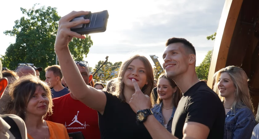 Bayera rozgrzała Adamów! Wyjątkowy koncert na Placu Niedźwiedzim (WIDEO) 