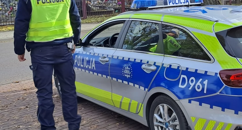 Wypadek drogowy w Rolach: 23-letni kierowca uderzył w drzewo