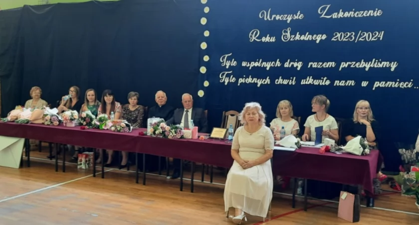Pożegnanie Anny Pietrzak,  Dyrektor Szkoły Podstawowej im. M. Kopernika w Wandowie idzie na emeryturę  