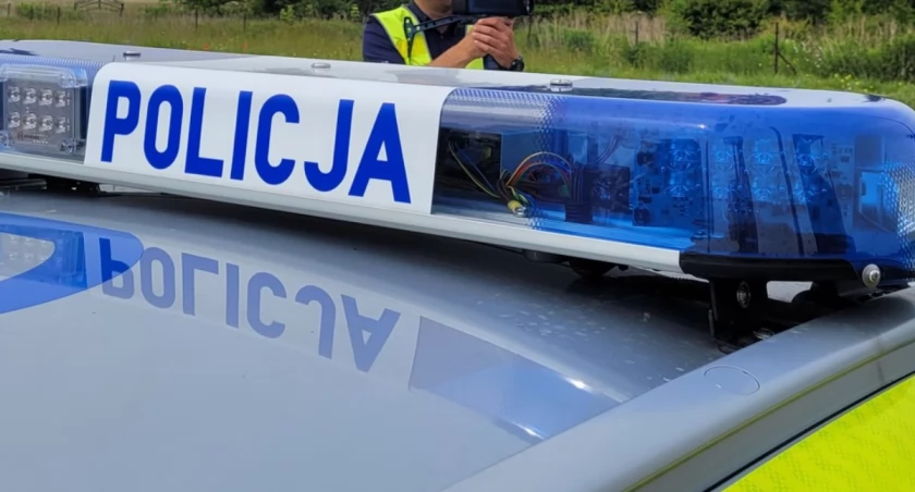 Dachowanie Opla Vectra na Karwaczu: 21-latka trafiła do szpitala