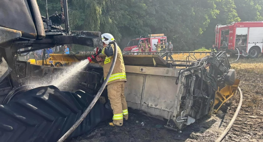 Pożar kombajnu zbożowego w Hordzieży.  Jak duże są straty?  (FOTO)