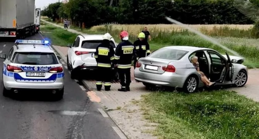 Groźny wypadek na drodze 808! Mercedes kontra BMW w Świdrach - jedna osoba w szpitalu!