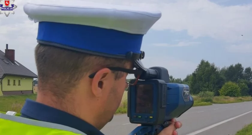 Patrole policjantów drogówki kontrolują prędkość na drogach 