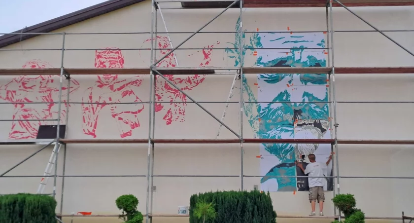 Powstaje mural na budynku Szkoły Podstawowej im. Janusza Korczaka w Sarnowie –  