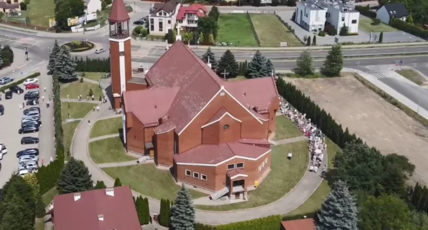 Powitanie nowego proboszcza w Parafii św. Brata Alberta w Łukowie (FILM Z DRONA)