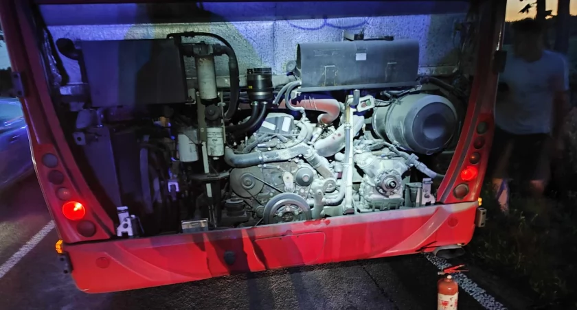 Pożar autobusu na drodze krajowej nr 76 w gminie Stoczek