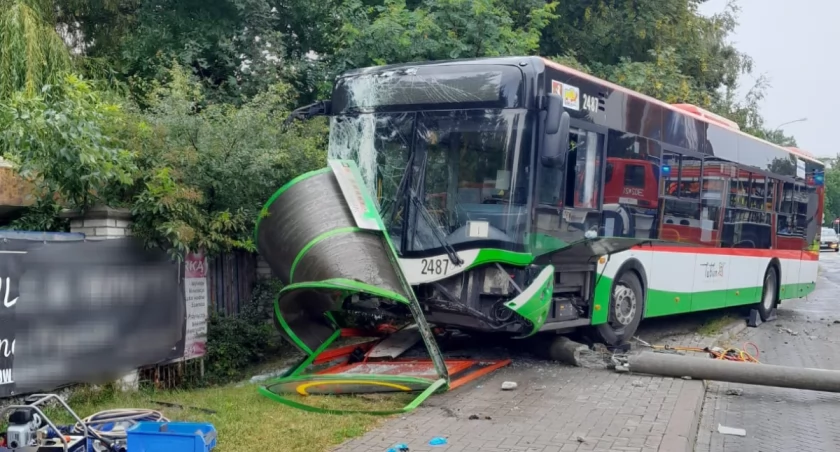 Autobus komunikacji miejskiej uderzył w przystanek. Są ranni! 
