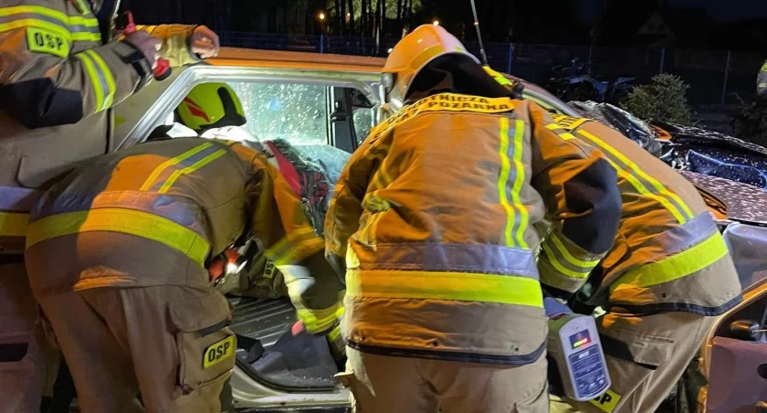 Strażacy z Podosia ćwiczą akcje ratunkowe. Pozorowany wypadek w Hucie Dąbrowie  (FOTO) 