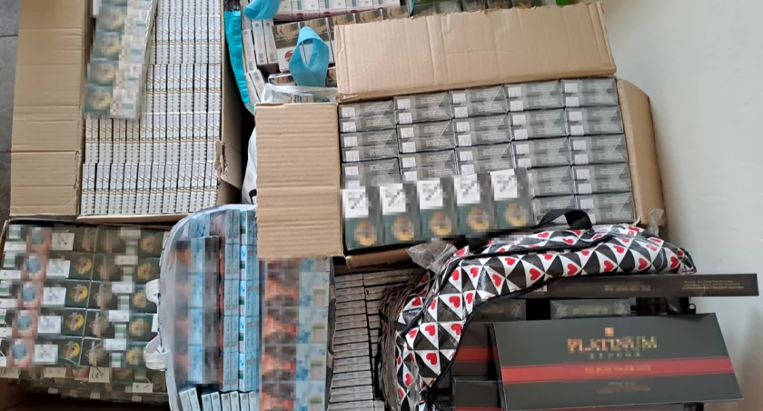 Papierosy bez akcyzy w Łukowie – zabezpieczono 4000 paczek, szacowane straty na ponad 100 tys. zł.
