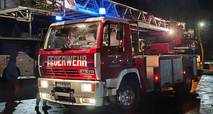 Pożar stodoły w Nowych Kobiałkach: Szybka reakcja strażaków zapobiega większym stratom