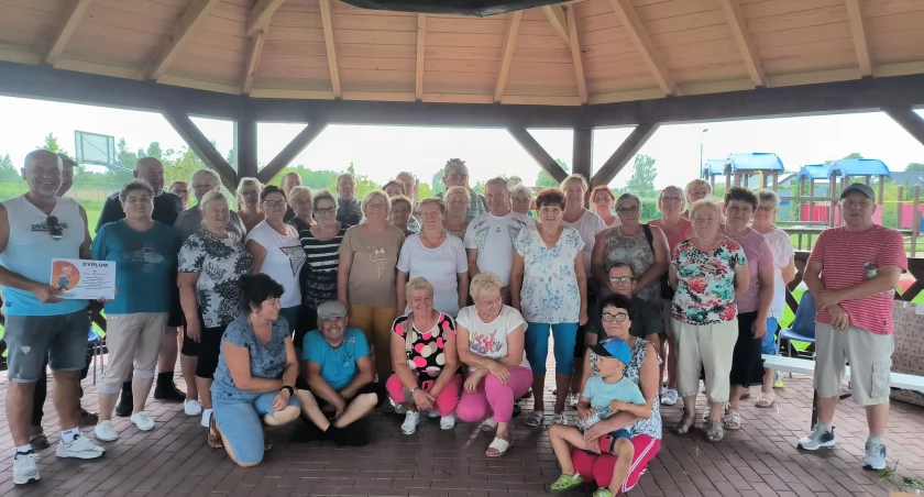 Seniorzy w Starych Kobiałkach na VI Plenerowej Senioriadzie. Dojenie krowy i rzut do celu! 