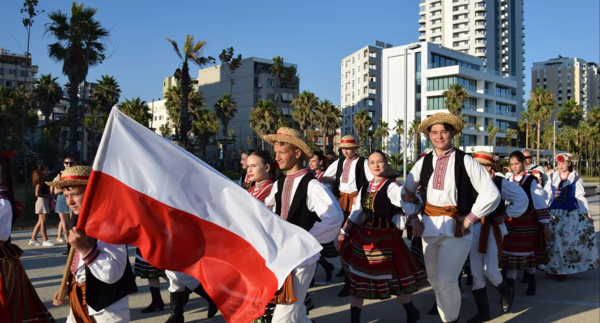 Tancerze Dziecięcego Zespołu Regionalnego Łuków - Kropelki Rosy promują Polskę na festiwalu w Albanii