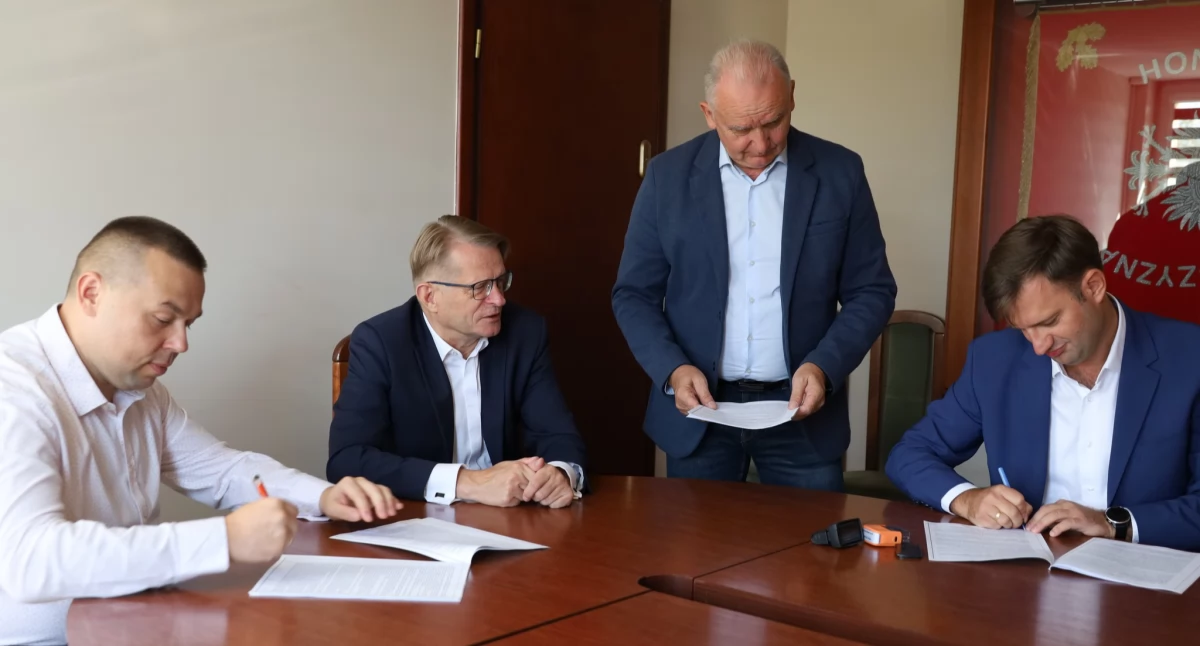 Łuków: Podpisano umowę na przebudowę dróg powiatowych
