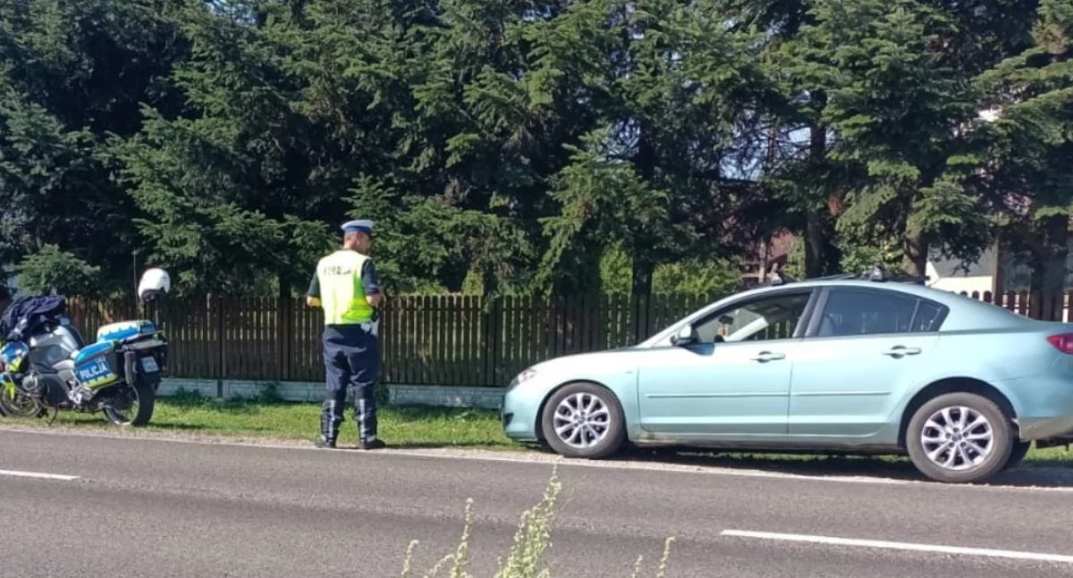 Ale jaja. Pijany wyprzedzał patrol policji! Zobacz finał tej historii 