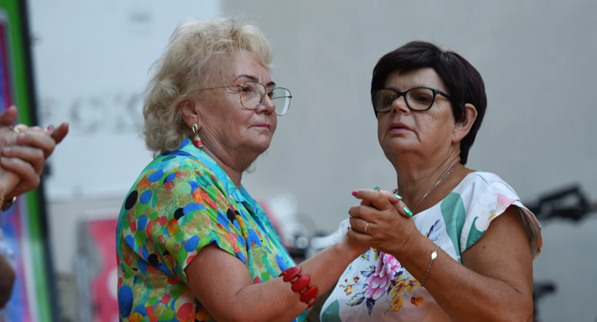 Taniec w modzie w Łukowie- relacja z potańcówki na Placu Solidarności i Wolności (WIDEO)
