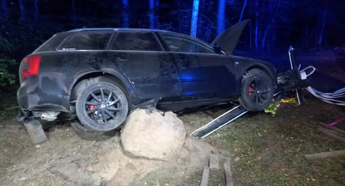 Audi wjechało w przydrożny Krzyż! Wypadek w Anoninie! 