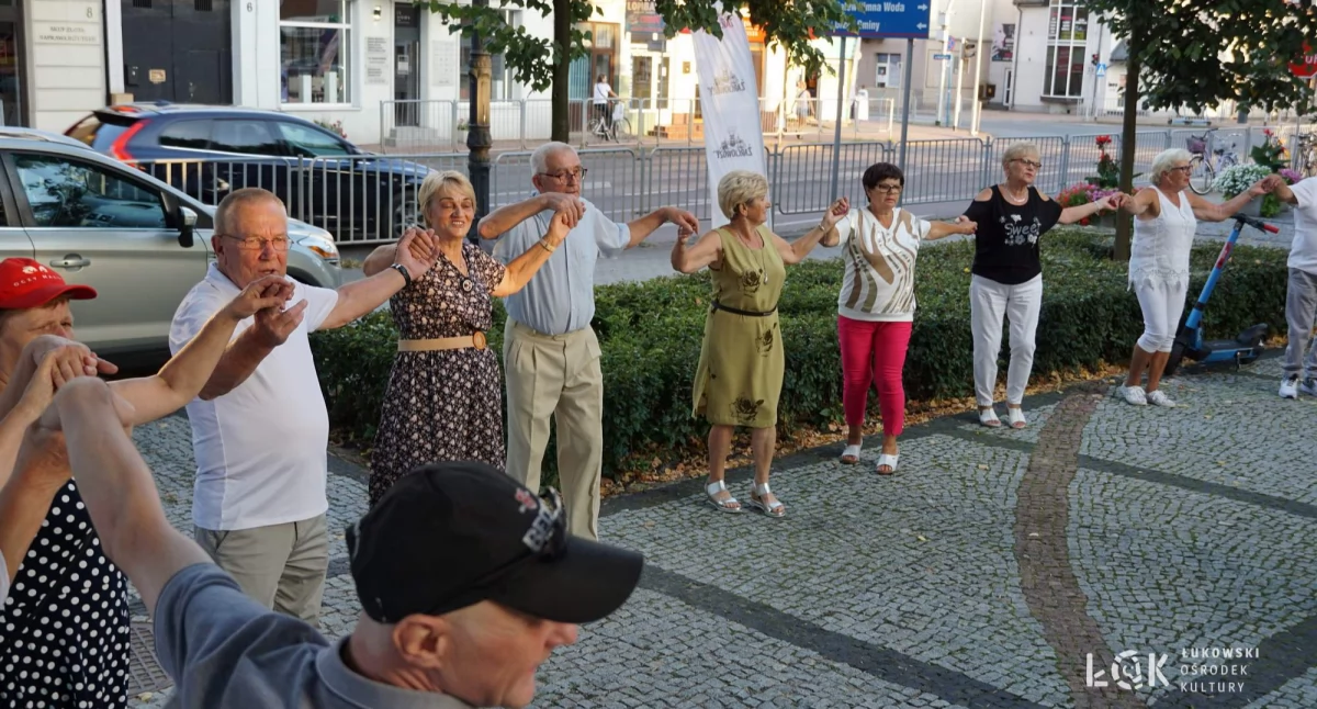 Zlot Food Trucków i Plenerowa Potańcówka w Łukowie. Znakomita zabawa przy hitach 