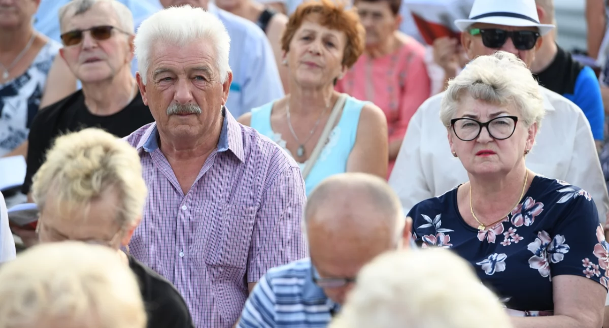 Łuków śpiewa pieśni wojskowe przy ognisku  (FOTO) 