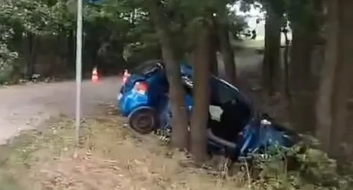Śmierć na drodze. Zginął kierowca samochodu dostawczego (WIDEO)