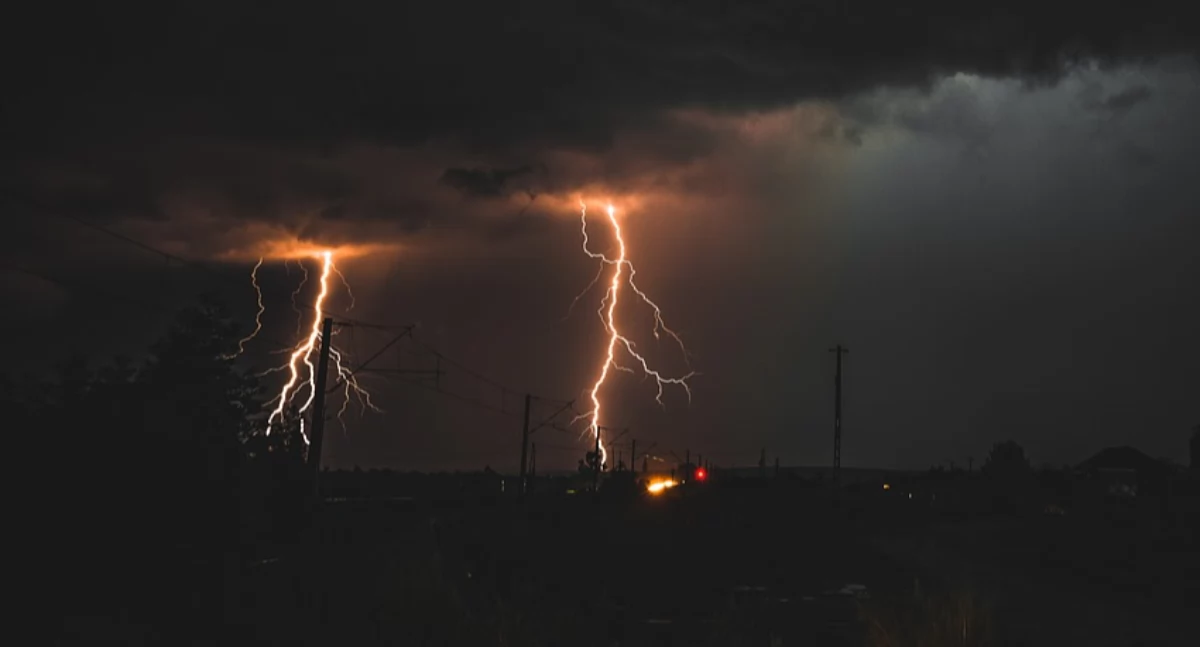 17 powiatów zagrożonych burzami - ostrzega Instytut Meteorologii i Gospodarki Wodnej (IMGW)