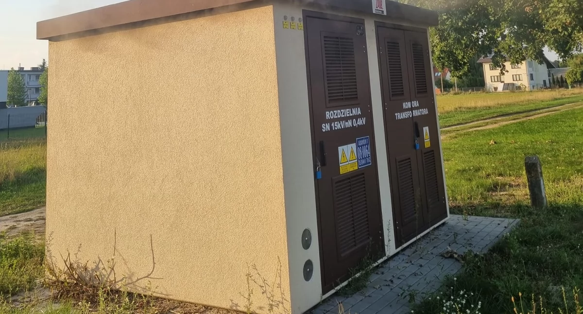 Transformator w Adamowie stanął w ogniu. Interwencja straży pożarnej