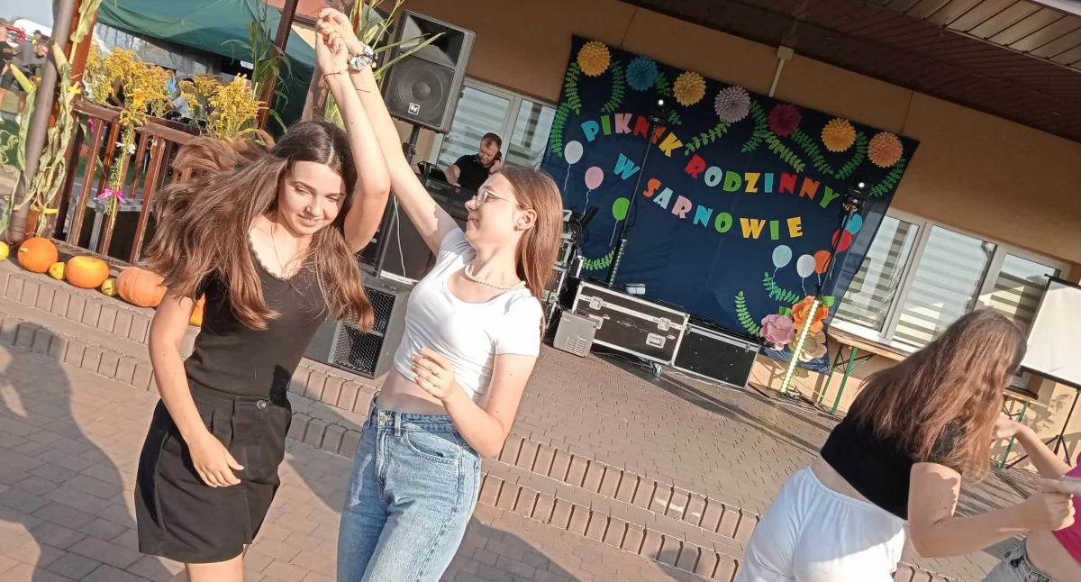 Radosne Pożegnanie Lata w Sarnowie Trwa w Najlepsze