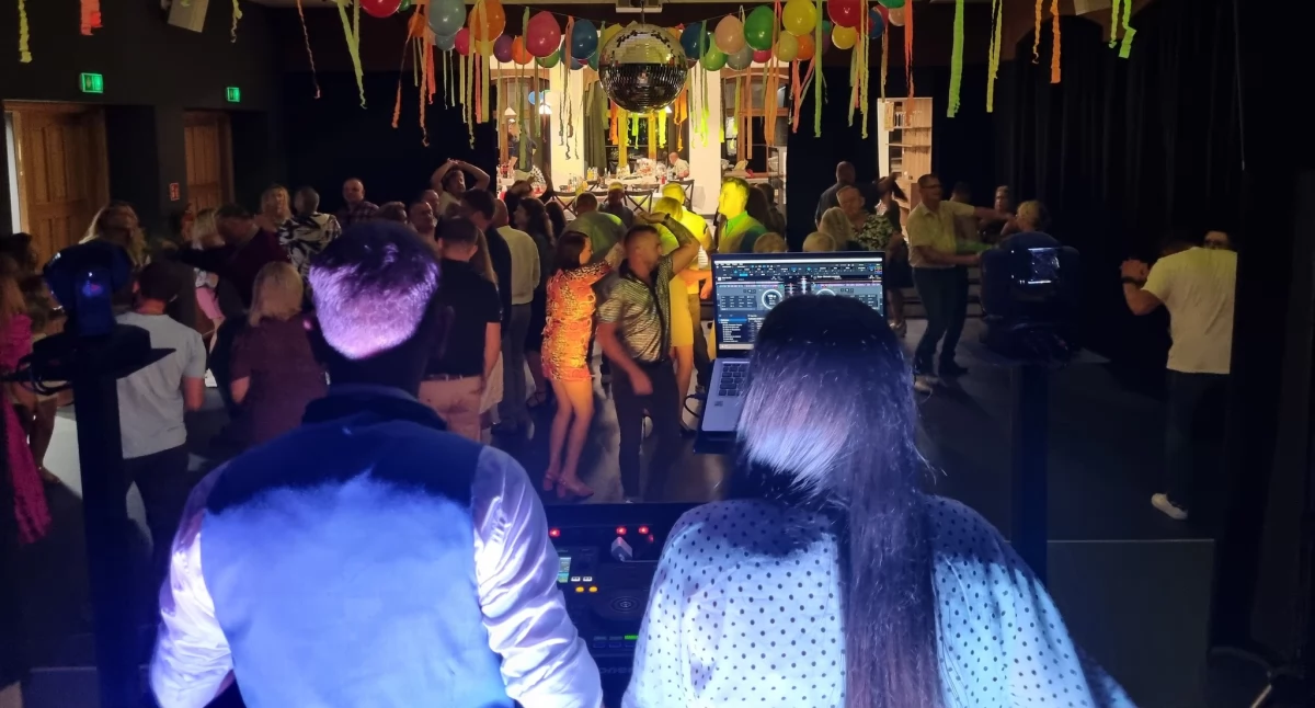Muzyczny Powrót do Przeszłości: Dancing w Stylu Lat 90. w Woli Gułowskiej!