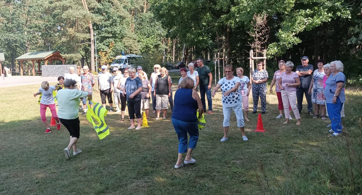 Seniorzy szaleją na wakacjach! Plenerowe zabawy nad Zalewem Zimna Woda [ZDJĘCIA]