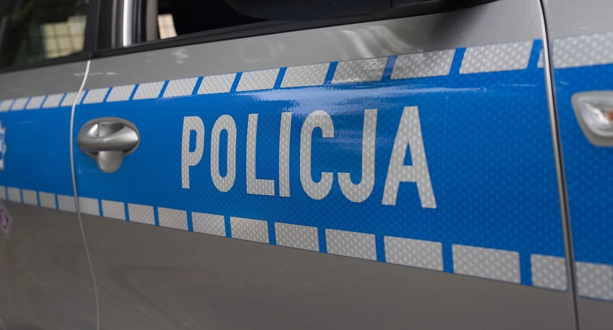 45-latek w BMW wpadł w dziurę.  Niefortunny wypadek w Jeleńcu