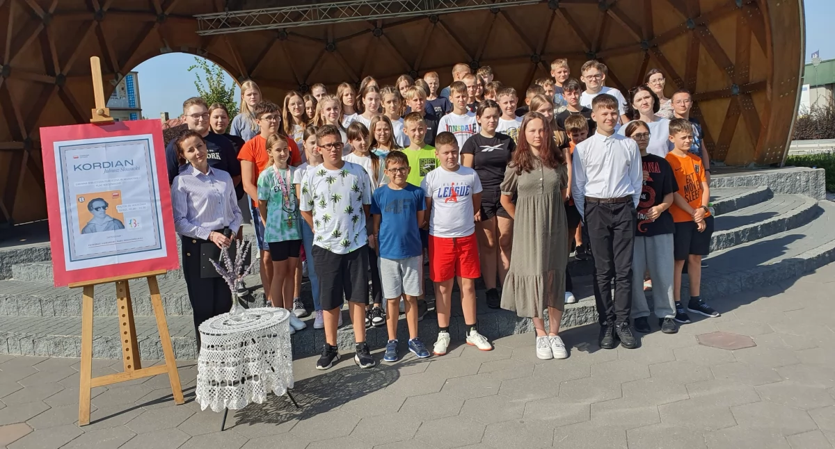 Adamów Czyta Kordiana. Narodowe Czytanie 2024 na Placu Niedźwiedzim