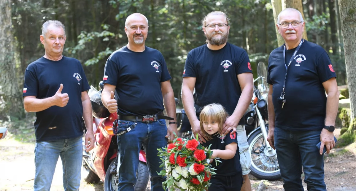 Motoweterani Łuków wspierają biegaczy i Mateusza Drosia tradycyjną grochówką [ZDJĘCIA]