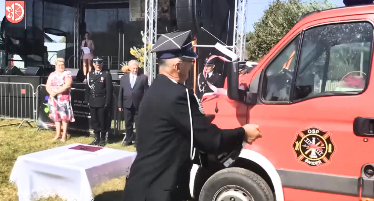 Strażacy z OSP Świder oblali nowy wóz bojowy (WIDEO)