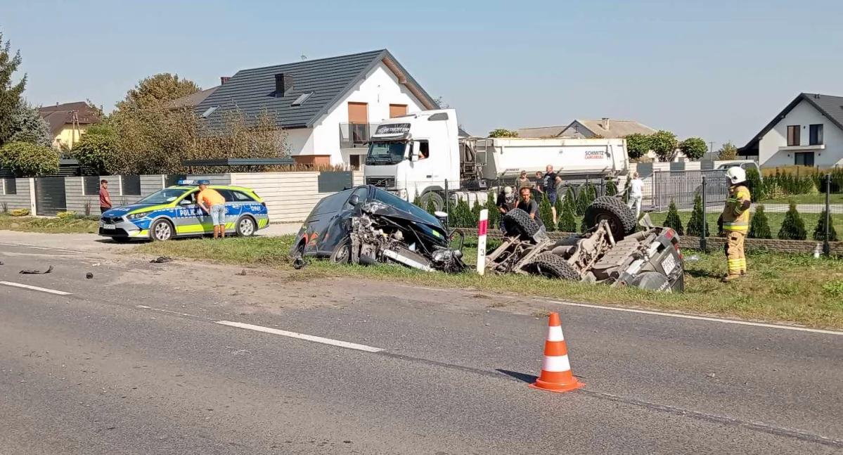 Wypadek w Świdrach. Na miejscu pracują służby, możliwe utrudnienia w ruchu
