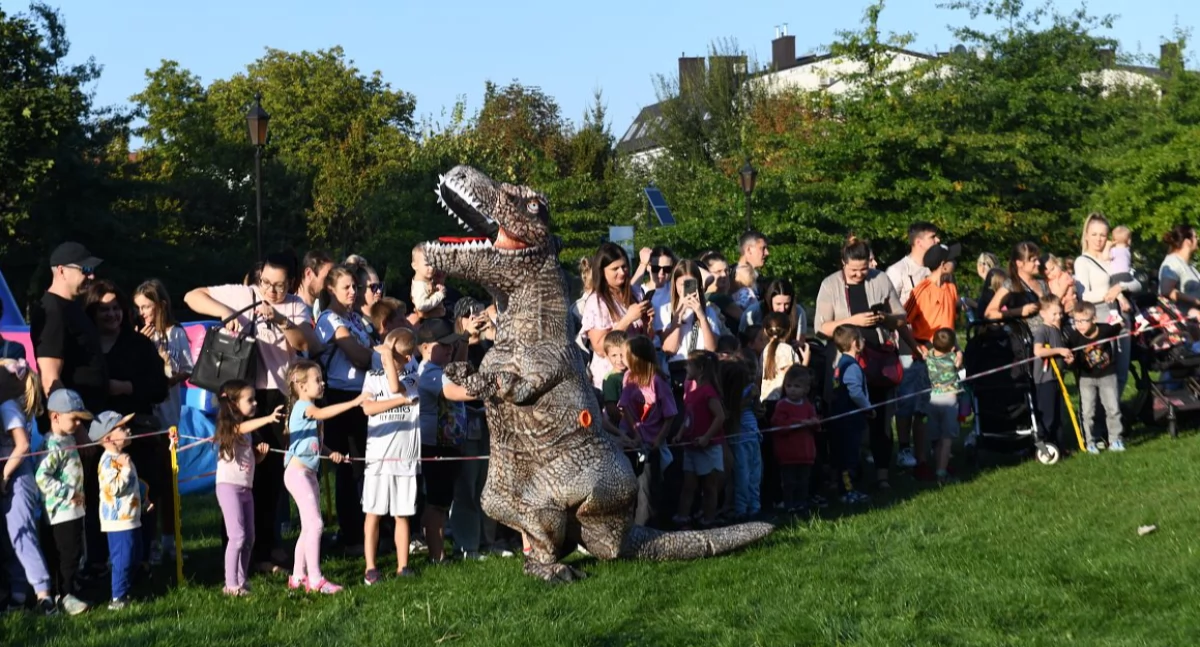 Łuków oszalał na punkcie dinozaurów! Gigantyczny Tyranozaur Rex podbił serca mieszkańców! [ZDJĘCIA]