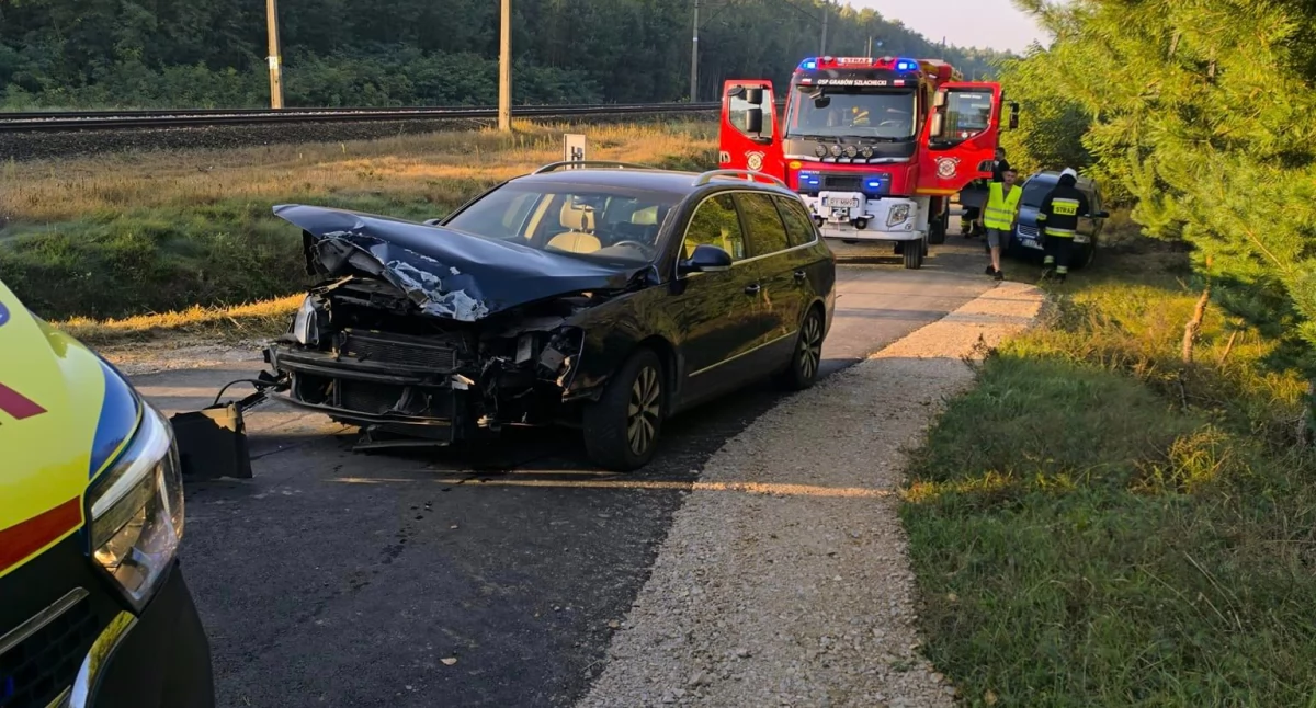 Groza na torach! Passat wjechał pod pociąg! Co z ofiarami? 