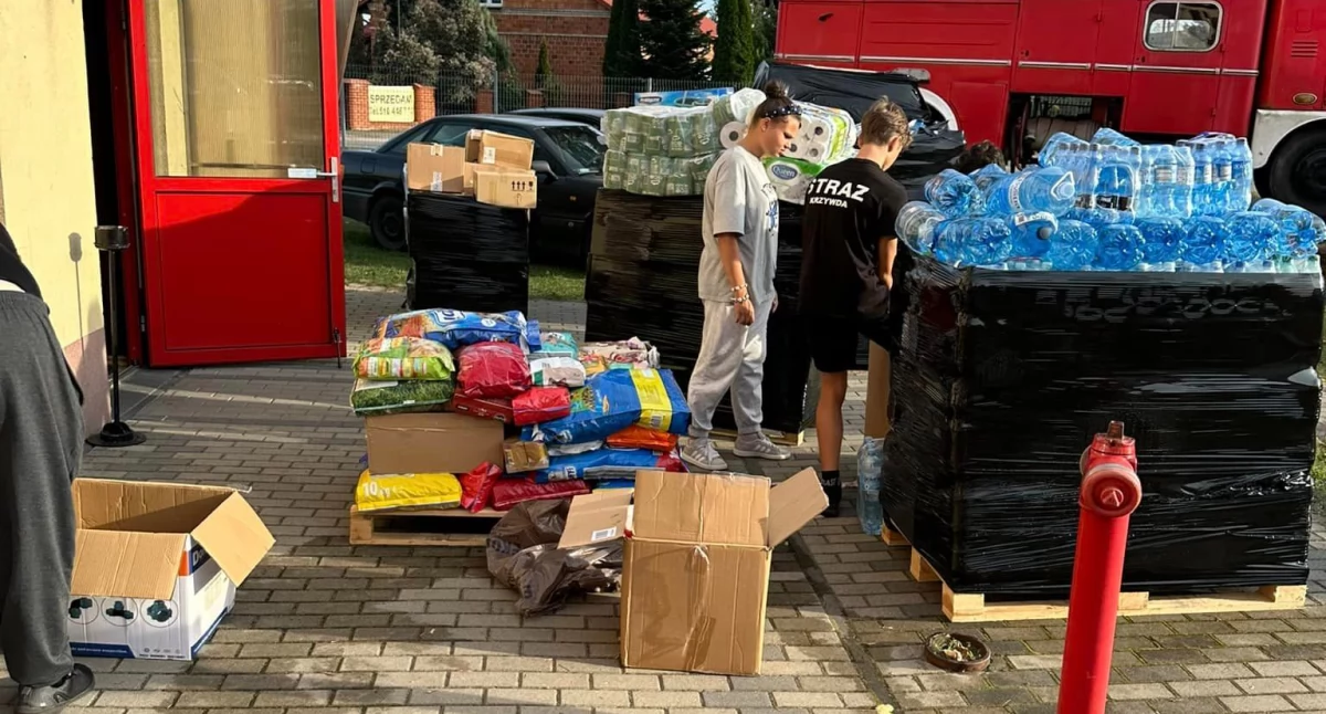 Zbiórka dla powodzian zakończona sukcesem! W Krzywdzie zebrało 8 palet niezbędnych rzeczy