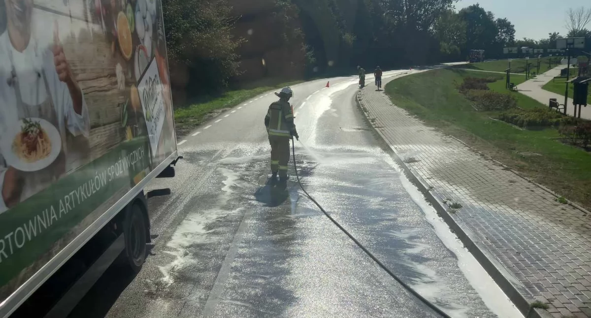 Katastrofa wisiała na włosku! Szybka akcja strażaków zapobiegła tragedii na drodze!