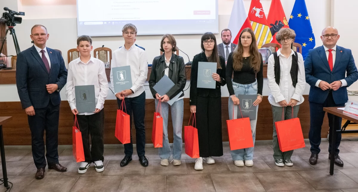 Burmistrz Łukowa rozdał stypendia naukowe! Poznajcie młodych geniuszy miasta