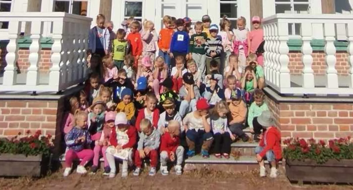 Przedszkolaki ratują lasy! Przytulanie drzew w Sarnowie hitem akcji ekologicznej!