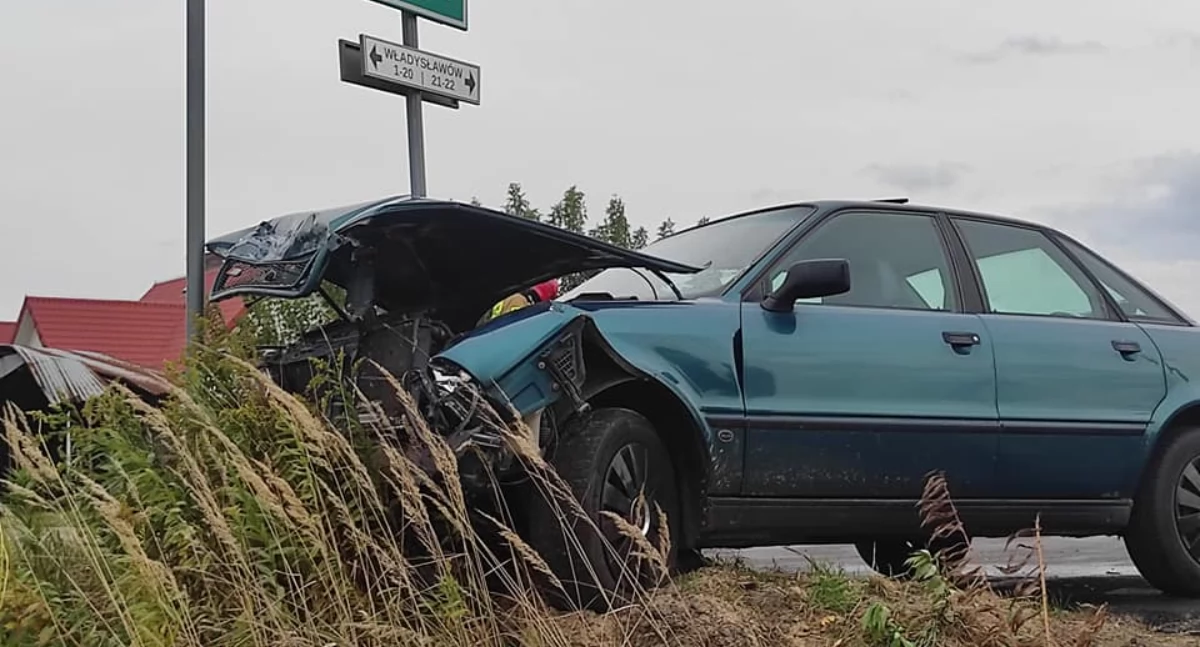 Groźna kolizja w Ernestynowie! Audi rozbite po wymuszeniu pierwszeństwa, Mercedes mocno uszkodzony