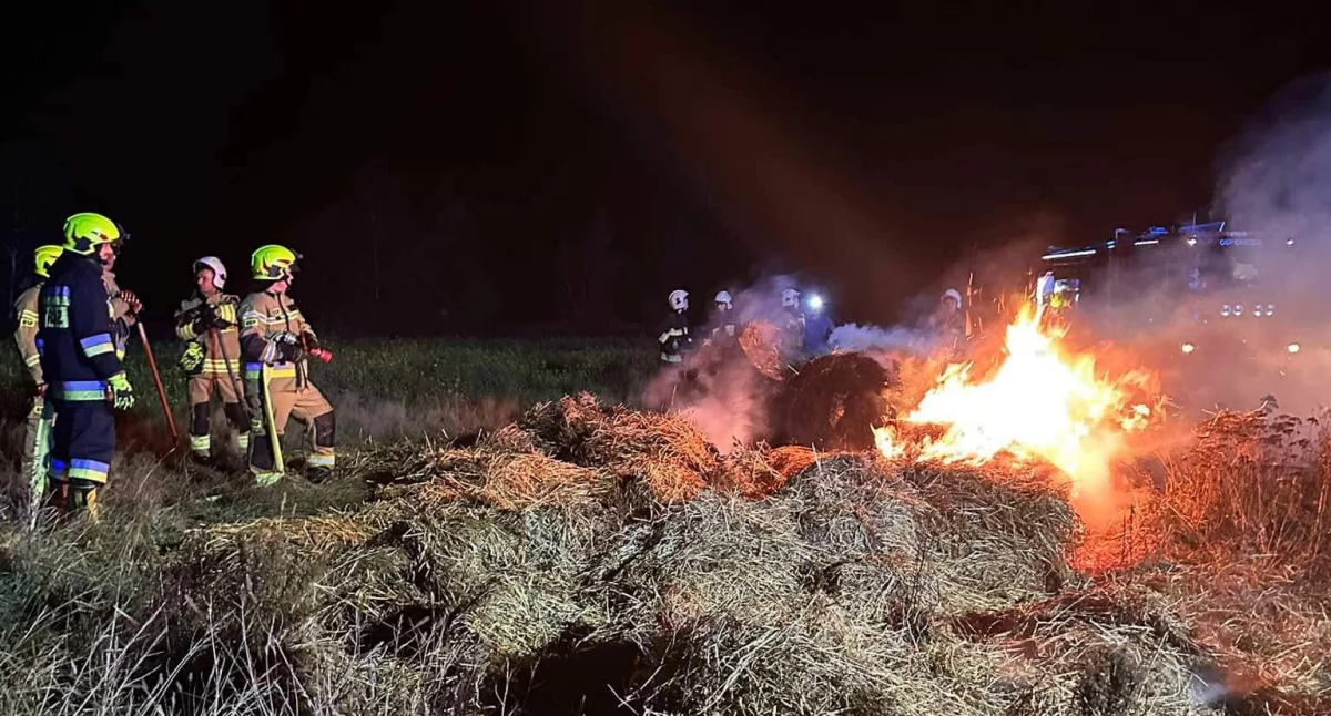 Nocny pożar w Woli Okrzejskiej. Sześć bel słomy poszło z dymem!