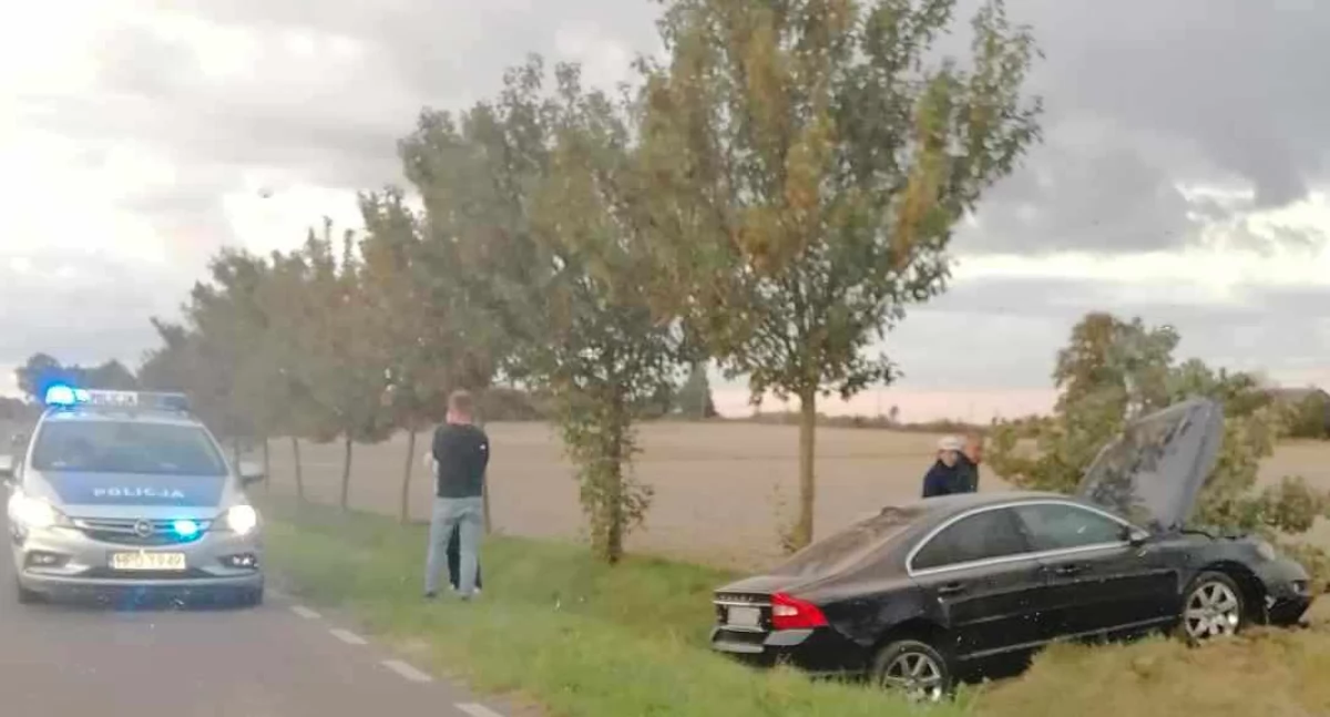 Groźny wypadek na DW 808! Volvo w rowie, kierowca cudem uniknął tragedii