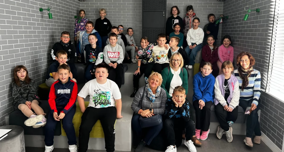 Niezwykła podróż do świata książek! Uczniowie z Dęblina odwiedzili Bibliotekę w Serokomli