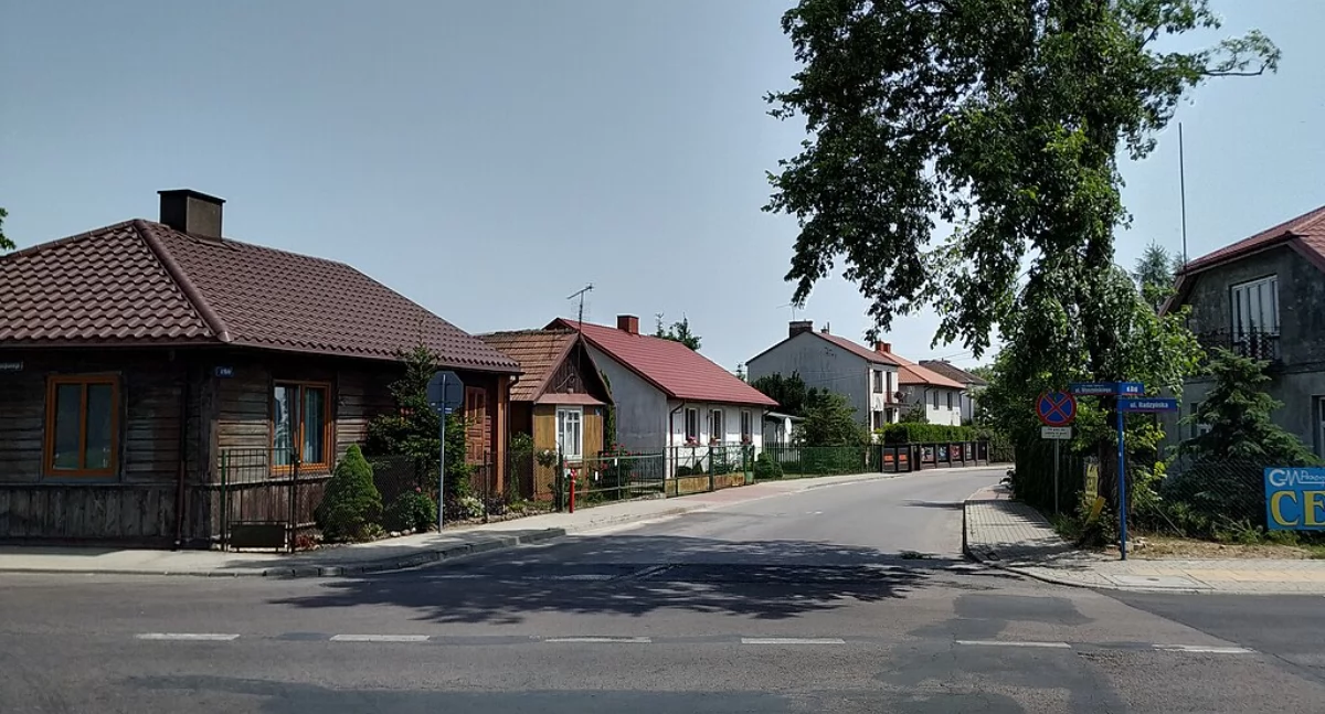 Nocne wyścigi na ulicy Glinki w Łukowie. Mieszkańcy proszą o progi zwalniające, ale powiat ma inne plany