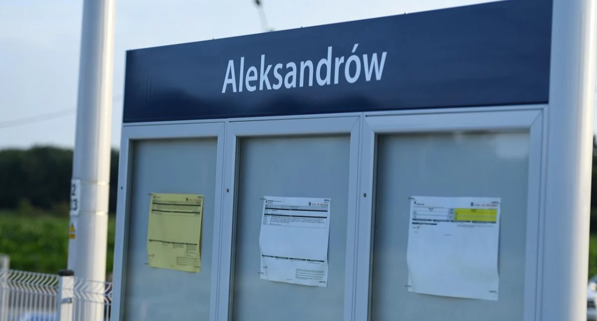 Przystanek kolejowy w Aleksandrowie utrudnia widoczność. Czy powiat rozwiąże problem kierowców?