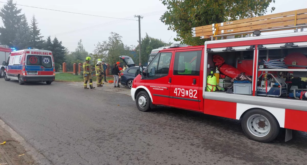Groźny wypadek w gminie Wola Mysłowska. Samochód z dziećmi uderzył w drzewo!