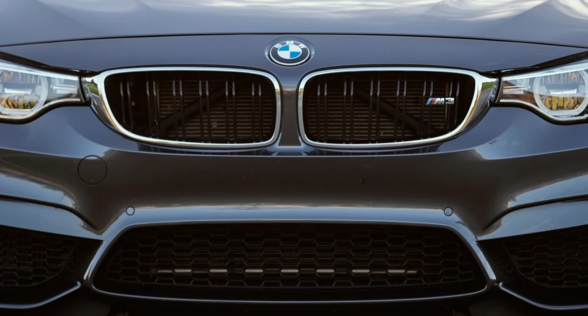 Mandat dla 51-latki za kolizję w Wólce Świątkowej. Młodzi pasażerowie BMW bez obrażeń